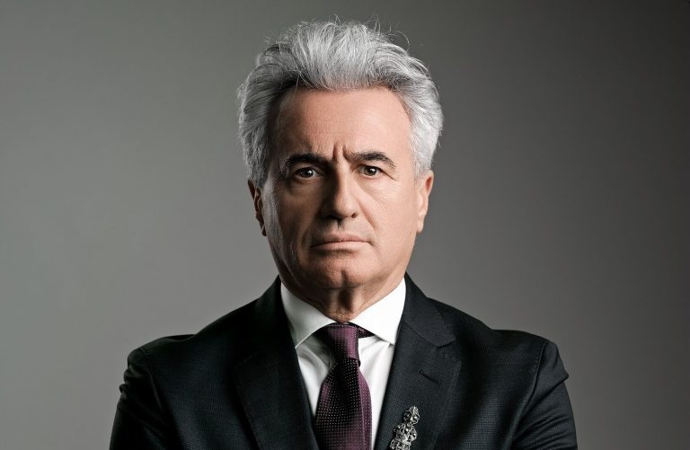 Avokati Arianit Koci kërkon nënshkrimet për kandidat të dytë për President