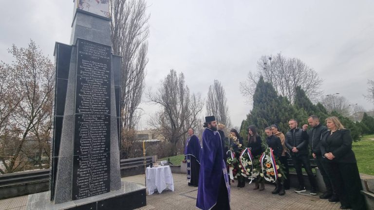 Ish-policë të MUP-it serb shfaqen në ceremoninë e organizuar në Mitrovicën e Veriut