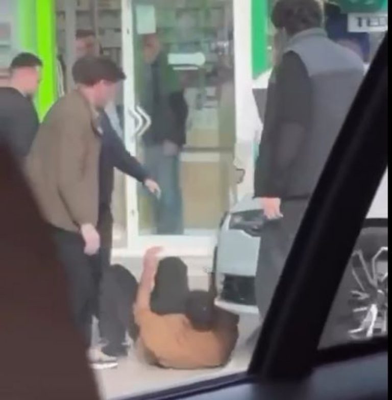 Dalin pamjet, kështu u sulmua gazetari Burim Pacolli nga reperi Mossi dhe shokët e tij