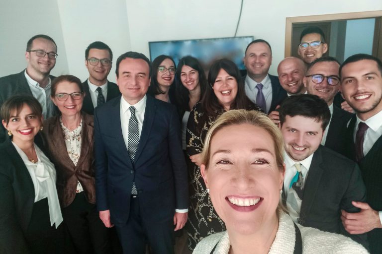 Qeveria e Kosovës po thyen rekord, Tahiri: 453 persona të emëruar politikisht, Qeveria “Kurti” me kabinetin më të madh në rajon