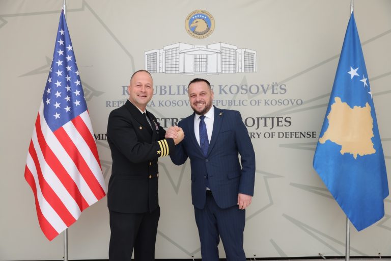 Maqedonci takon komandantin shqiptar të marinës amerikane, USS Pearl Harbor