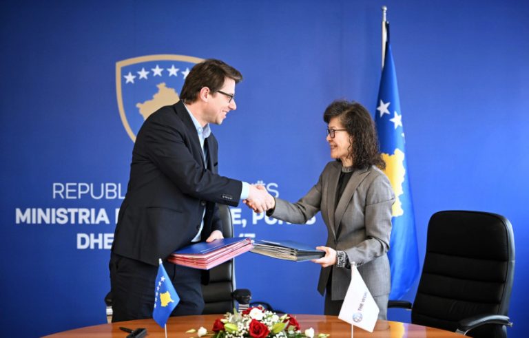 Ministria e Financave nënshkruan marrëveshjet në vlerë 96 milionë euro me Bankën Botërore