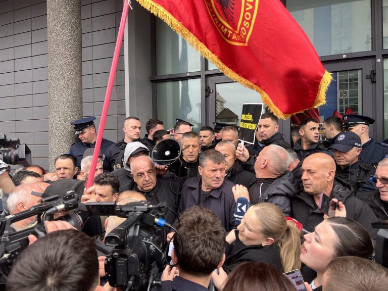 Veteranët tentojnë të hyjnë me forcë në hyrje të Kuvendit