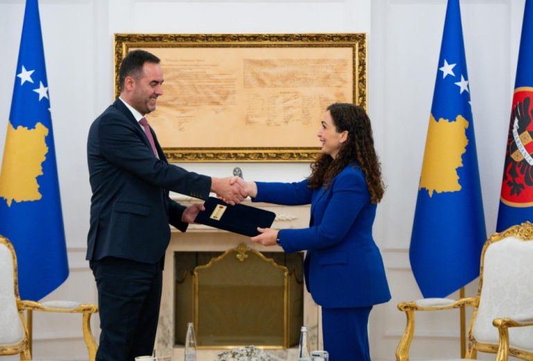 Glauk Konjufca thotë se e voton Vjosa Osmanin, por harron se është ministër dhe nuk ka drejtë vote për president