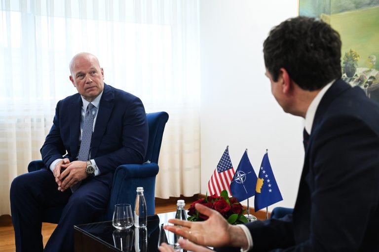 Kurti takohet me Whitaker: Prania e NATO’s në Kosovë, veçmas ajo e ShBA’së, kruciale për paqen dhe sigurinë
