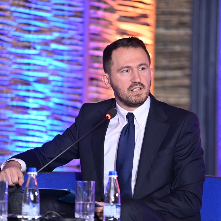 Deklarimi i pasurisë nga politikanët, Krasniqi ironizon: Sapo hyn në pushtet shtohen pronat, pikturat me vlera, me një rrogë jeton në luks