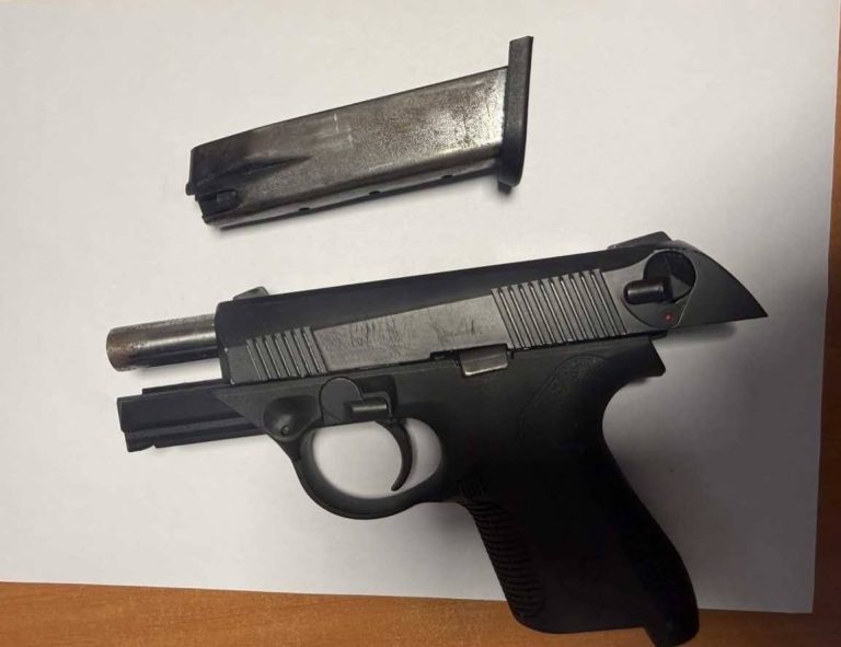 Policia në Mitrovicë konfiskon dy armë