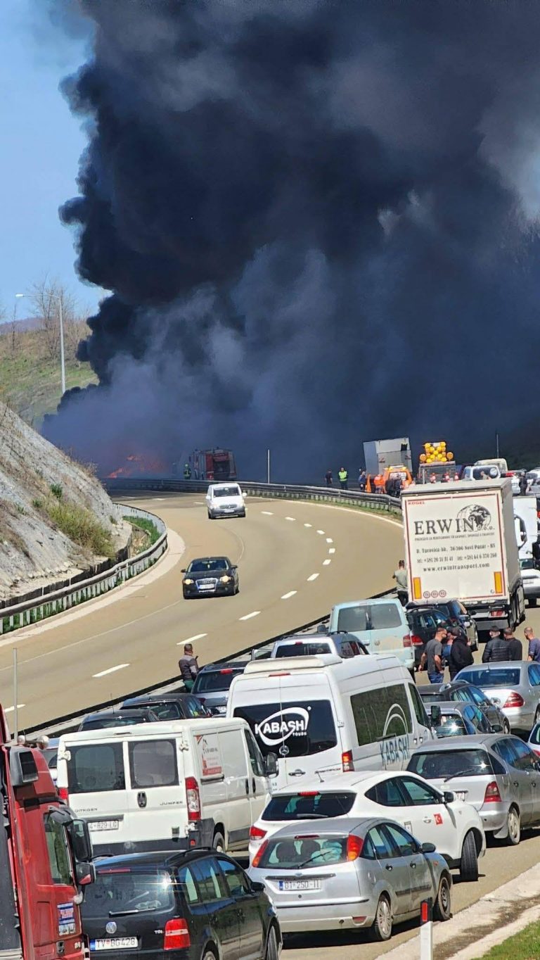 Përfshihet nga zjarri një kamion në autostradën “Ibrahim Rugova”, Policia jep detaje