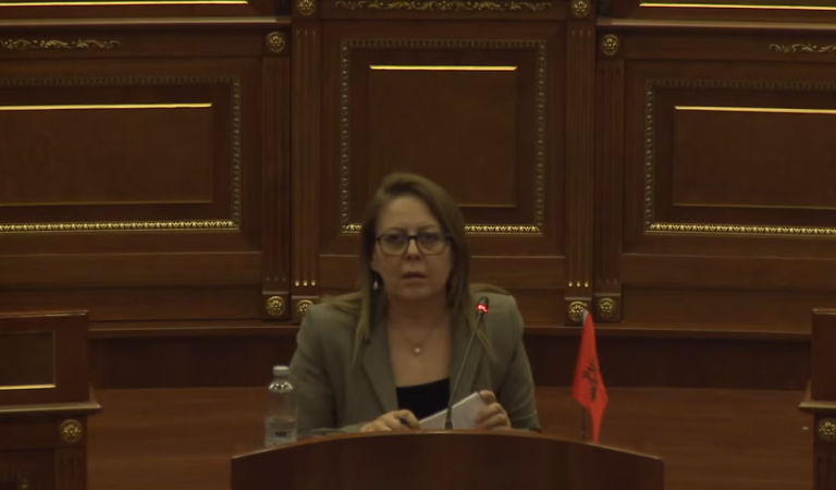 Bajram ia merr VV-së flamurin kombëtar, e vendos në foltore të Kuvendit