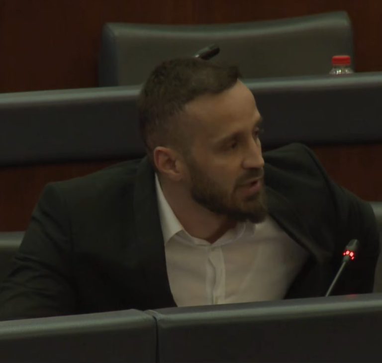 Deputeti i VV-së me fjalim skandaloz – krahason Thaçin me Naim Murselin: Do ta përcjellë i njëjti fat