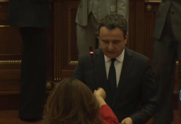 “Kthehu në temë e mos na shit përralla”, Musliu ia heq mikrofonin Kurtit në foltore