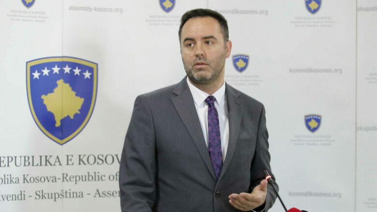 Ekskluzive: Glauk Konjufca takohet me Hoxhajn e PDK-së në një kafe në Prishtinë – pak orë pasi Kurti bëri ofertë për President