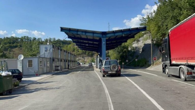 Ndalohet shtetasi serb në Jarinje, i konfiskohen materiale nacionaliste