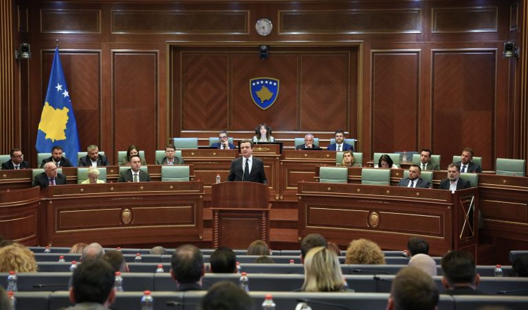 Reuters: Kosova në krizë të re politike, Kurti dështoi t’i siguronte votat për kandidaten e tij për Presidente