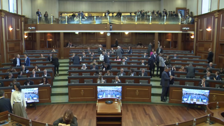 Kuvendi miraton rezolutën për mbrojtjen e së vërtetës historike dhe dinjitetit të viktimave të luftës në Kosovë