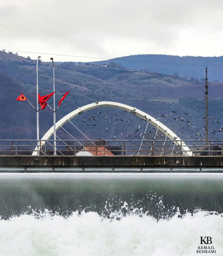 Rrebeshe, rrufe dhe breshër në ditët vijuese… por çfarë po vjen drejt fundjavës?