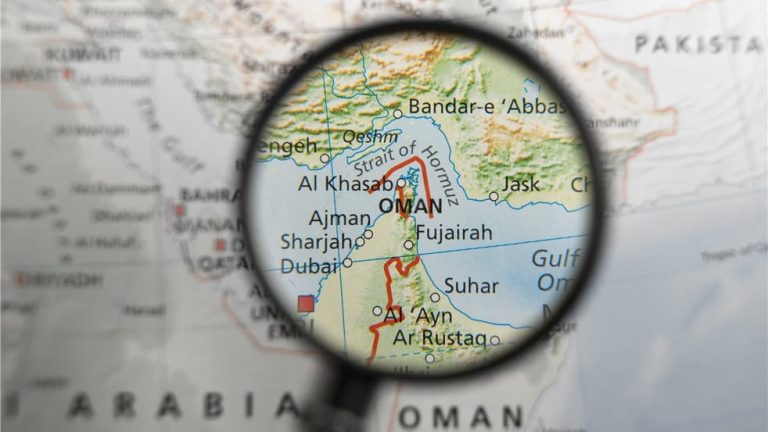 SHBA nis bllokimin e Hormuzit – Sulm anijeve iraniane dhe atyre që i paguajnë taksë Iranit