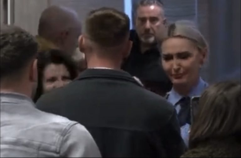 Emocionohet policja në sallë, ia zgjat dorën dhe e uron vëllain e Liridonës pas shpalljes së vendimit