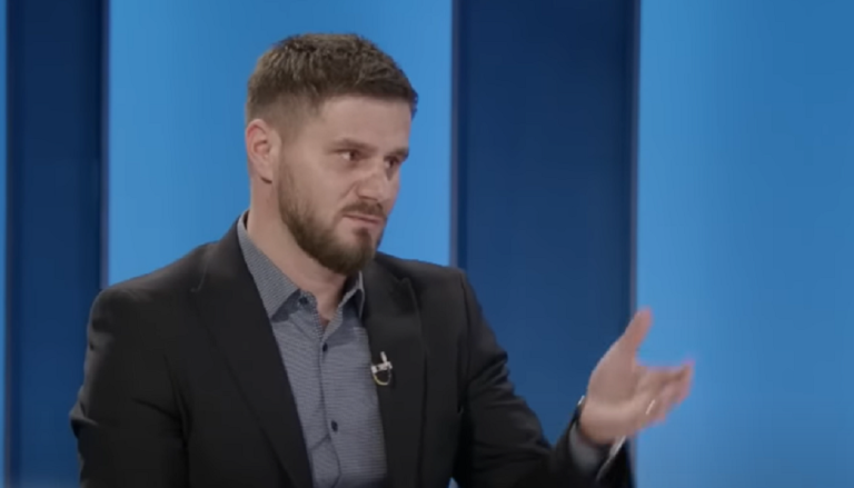 Olluri: Ta quash strateg Albinin që i hyri “karate” Kushtetutës, është si të lavdërosh hajnat e bankave