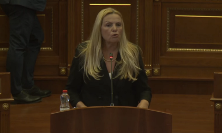 Kadriaj ironizon: VV e ka çliru Mitrovicën duke i pranu strukturat e Serbisë, e pranuan Zajednicën e ia falën 10 hektarë Manastirit