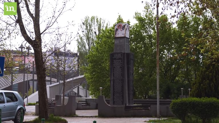 Në Mitrovicën e Veriut është i pranishëm një memorial në cirilikë, ku UÇK-ja cilësohet si “t*rror*st*”