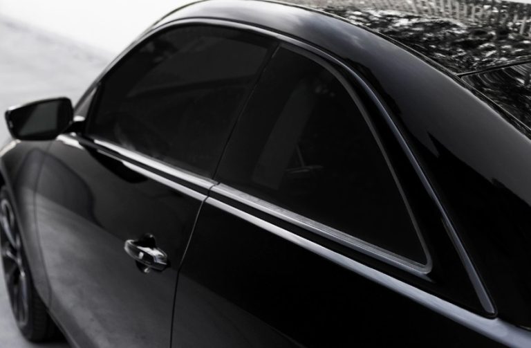 Vendim i ri: Xhamat e zinj në vetura tashmë lejohen në Kosovë, kjo është procedura