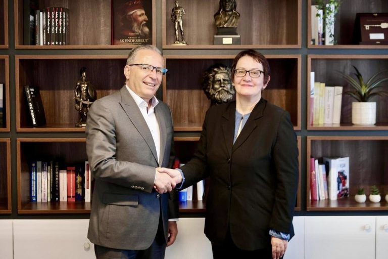 Aida Dërguti i bashkohet PDK-së