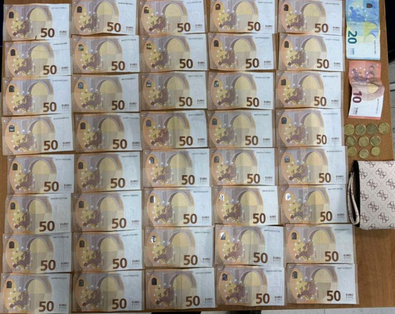 Mësuesja e dorëzon portofolin me mbi 2 mijë euro që e gjeti në rrugë, paratë i kthehen pronares me banim në Gjermani