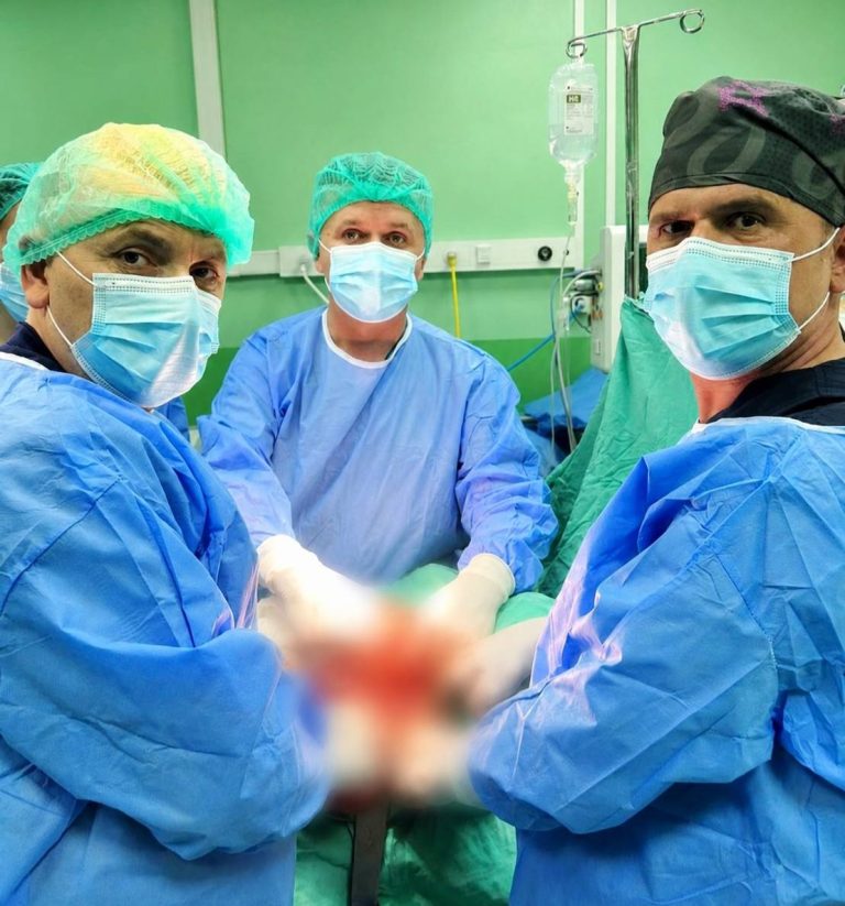 Operacion kompleks në Mitrovicë, largohet me sukses tumori me përmasa të mëdha te 69-vjeçari
