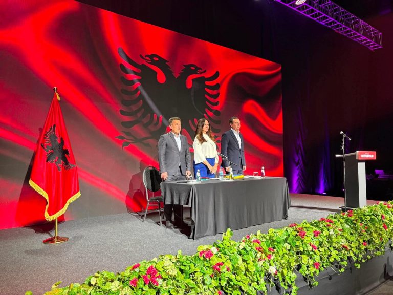 Muharremi kritikon ashpër VV-në: Pa asnjë simbol të Kosovës në mbledhjen e partisë – Turp të keni, asnjë votë s’e meritoni