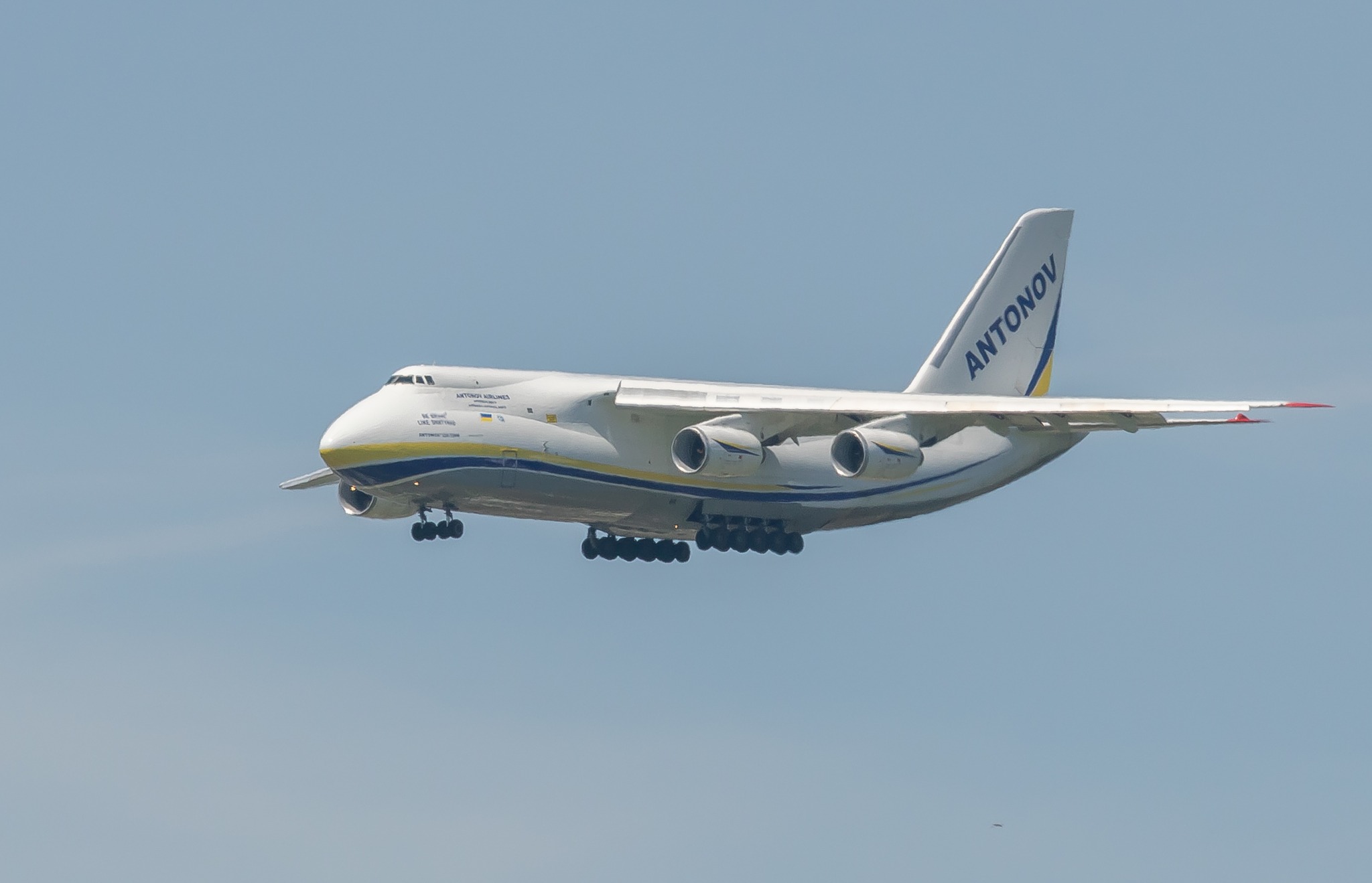 Një nga aeroplanët më të mëdhenj në botë sot ka ateruar në Aeroportin e Prishtinës