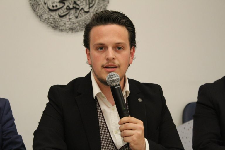 Raportohet se është ndaluar në aeroportin e Bostonit recituesi i Kuranit Egzon Ibrahimi, i refuzohet hyrja në SHBA
