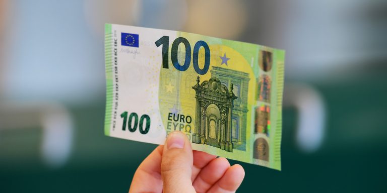Ekzekutohen 100 Eurot për sektorin privat, studentëve u duhet ende të presin