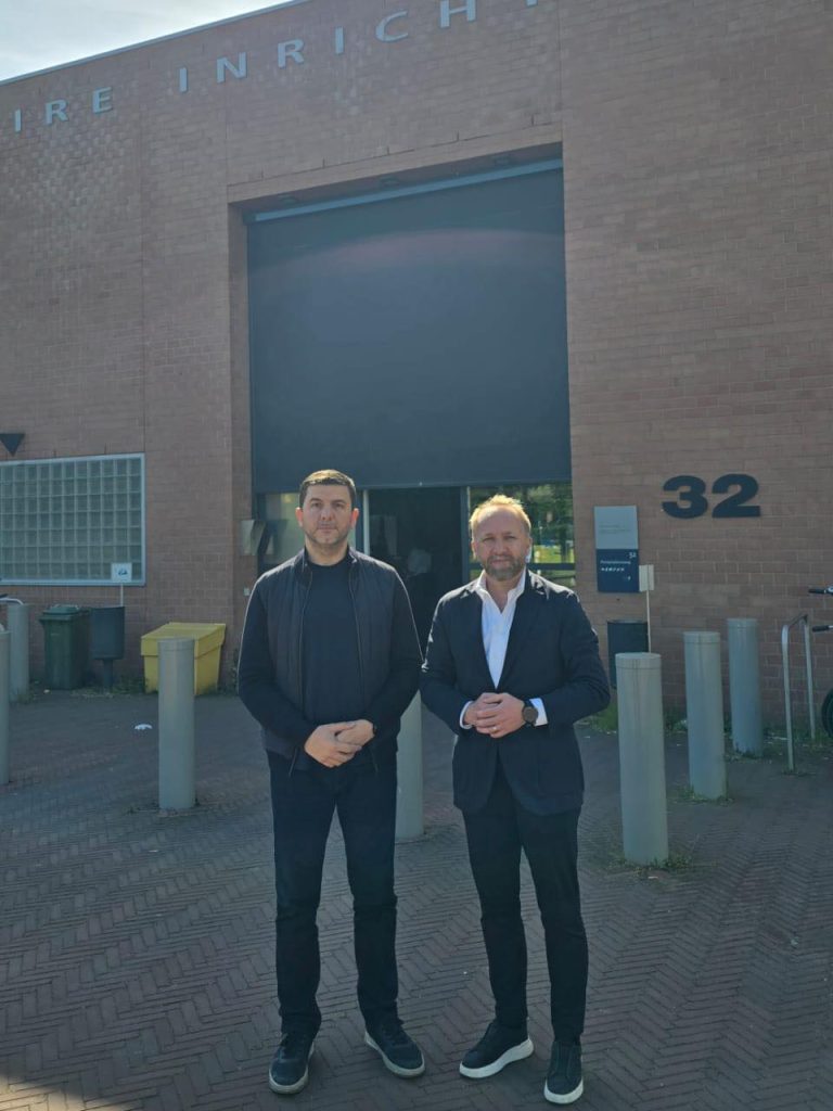 “Besoni në Kosovë!”: Hashim Thaçi përmes zyrtarëve të PDK-së i dërgon të fala qytetarëve dhe ua jep një porosi