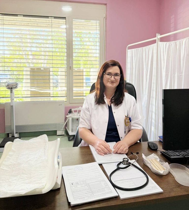 Specialistja e Pediatrisë e Spitalit të Mitrovicës këshillon prindërit të mos neglizhojnë temperaturën e lartë te fëmijët