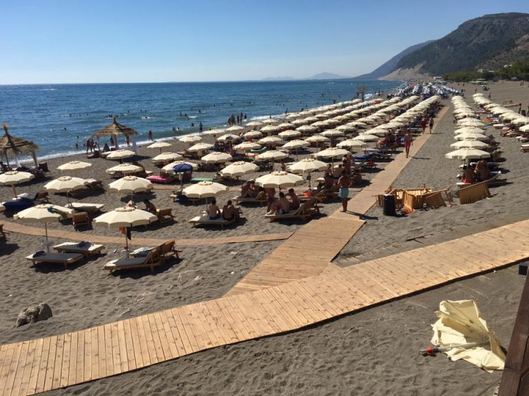 Shengjini me tarifa të reja për shezllone