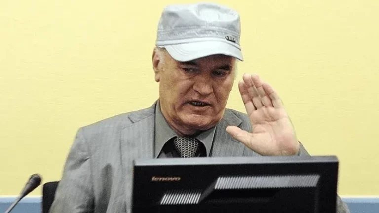 Ka pësuar një goditje në tru dhe vuan nga probleme të rënda neurologjike, kardiovaskulare dhe nefrologjike, Haga refuzon lirimin e Ratko Mladiq për trajtim në Serbi