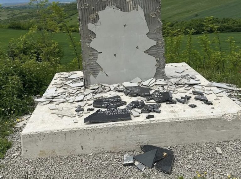 E tmerrshme: Dyshohet se një memorial i UÇK-së është thyer në Kosovë nga dora e njeriut