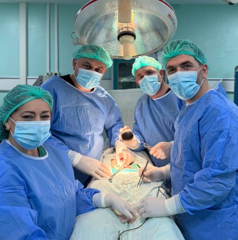 Edhe një ndërhyrje e rrallë kirurgjike në Spitalin e Mitrovicës përfundon me sukses