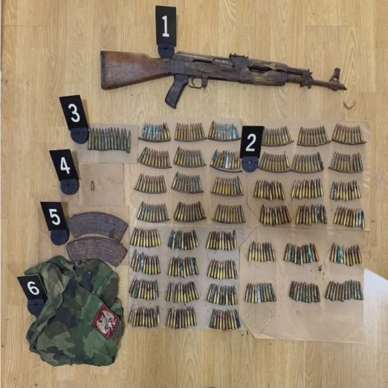 Në ditën e zgjedhjeve, policia sekuestron arsenal armësh në Zubin Potok