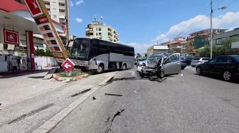 Aksident i rëndë në hyrje të Elbasanit, autobusi me fëmijë përplaset me makinën përfundon në një pikë karburanti