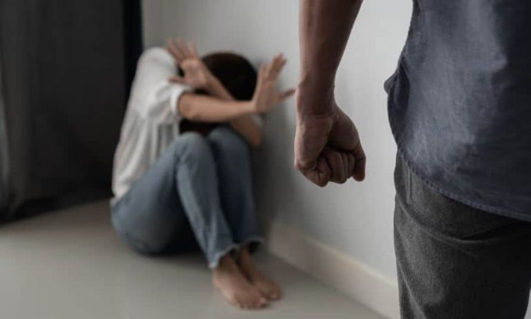 Gruaja raporton se u sulmua nga bashkëshorti në Mitrovicë, i dyshuari ndalohet për 48 orë