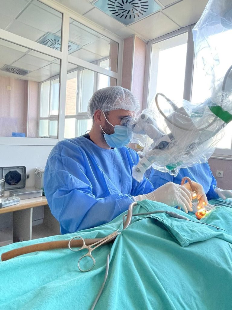 QKUK: Pas operacionit, pacientes i rikthehet dëgjimi pas 18 vitesh
