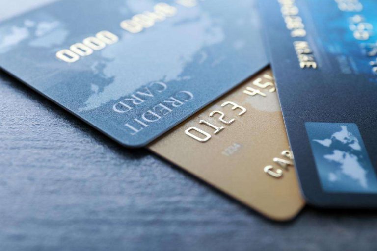 Gjetën kartelën bankare të një 24-vjeçareje dhe shpenzuan rreth 200 euro – dy persona përfundojnë në polici në Mitrovicë