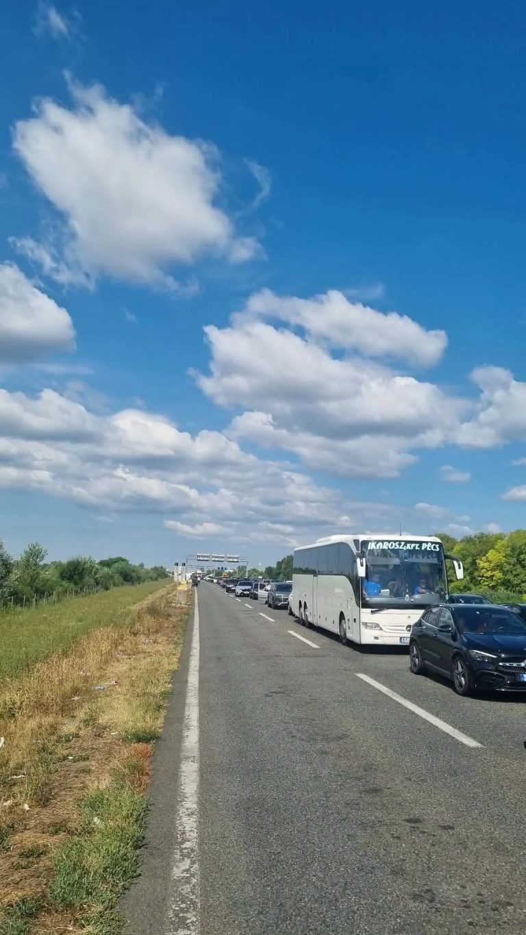 Mbi 3 orë pritje në kufirin Kroaci–Serbi, kolona të gjata në pikën Batrovci