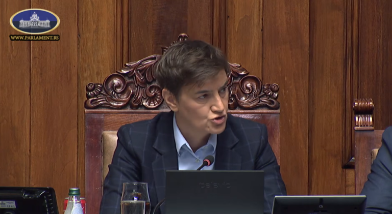 Deputeti i ri serb i referohet Kosovës në Kuvendin serb si “fqinjtë tanë”, eskalon Brnabiq: Kosova është pjesë e Serbisë