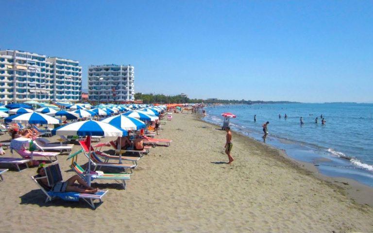 Kosovarët ia mësyjnë bregdetit shqiptar, mbi 12 mijë qytetarë kaluan kufirin brenda katër orëve