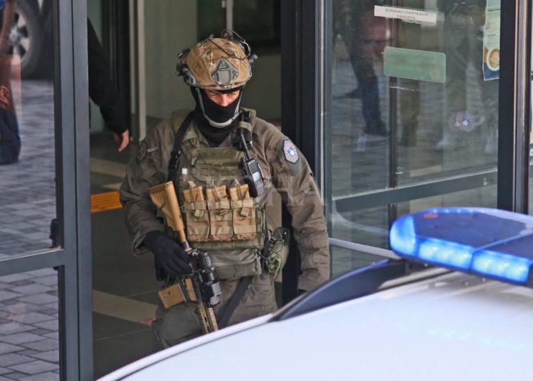 Dy të arrestuarit për krime lufte në Mitrovicë, deklarohet Prokuroria: Janë ndaluar për 48 orë, hetimet po vazhdojnë