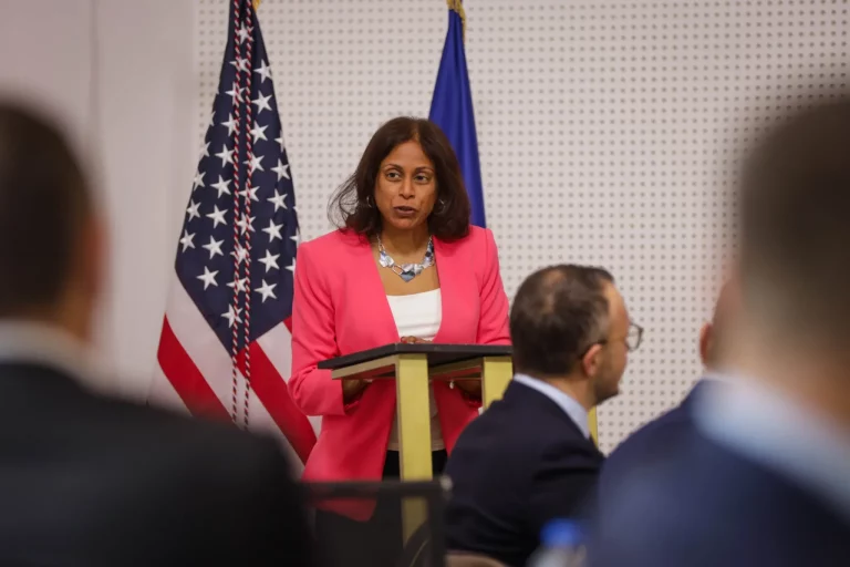 “Diversifikoni furnizimin me energji”, Prattipati i bën sërish thirrje Kosovës që të orientohet drejt gazit të lëngshëm amerikan