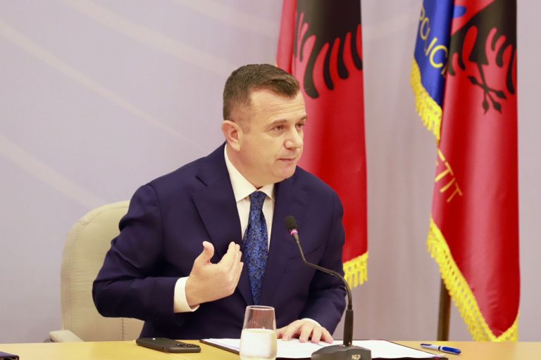 Tensionohen raportet, ministri Balla akuzon publikisht dy figurat e VV-së: I kemi arrestuar për drogë
